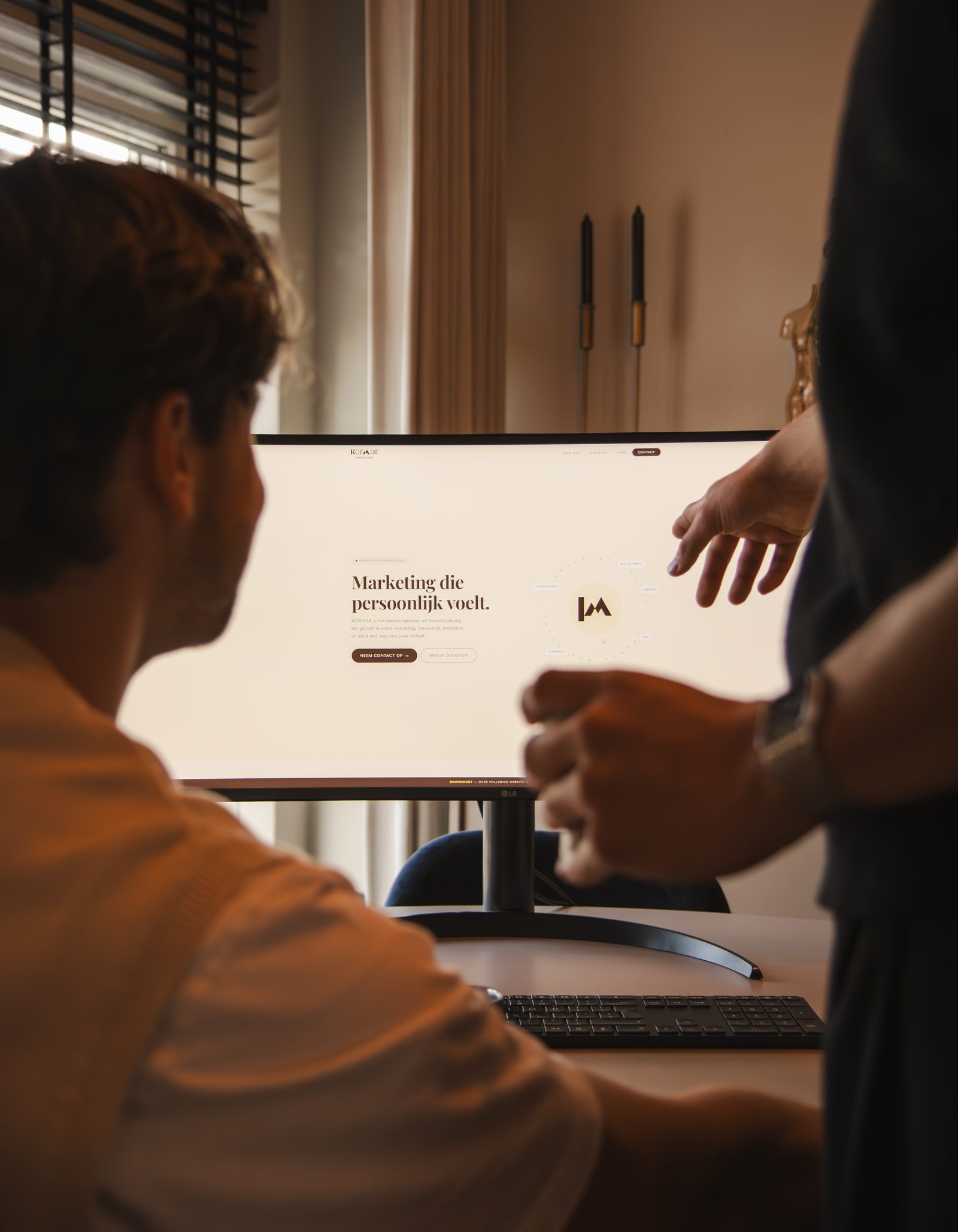 Vito en Rick bespreken de KORMAR Marketing strategie achter het scherm